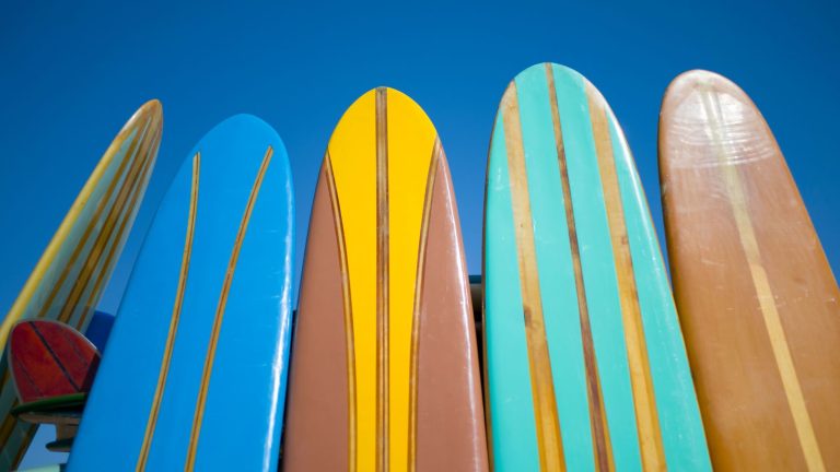 Surf board for beginners with enhanced grip and solar tech